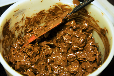 Vänd ner cornflakesen i choklad och nougatblandningen
