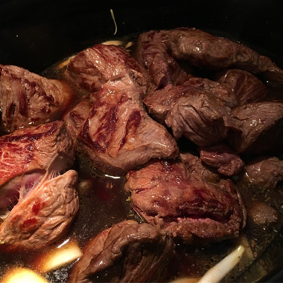 Långkokt kalops i slow cooker brynt kött