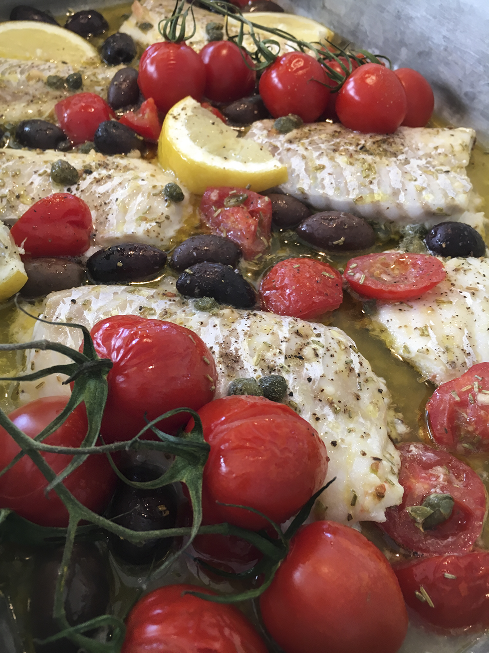 Medelhavsinspirerad torsk med tomater och oliver