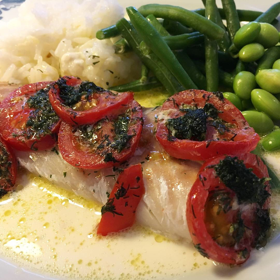 Ugnsbakad torsk i smör- & gräddsås med tomater och dill