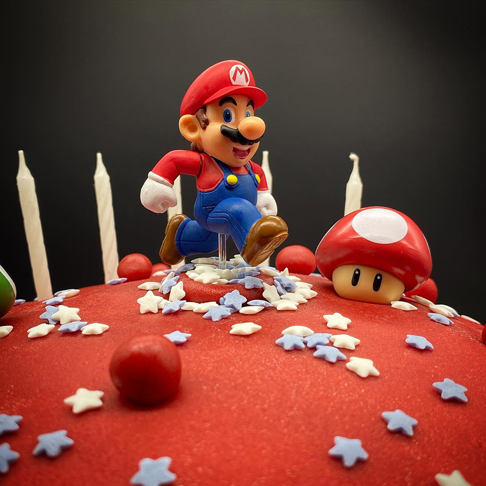 Super Mario tårta med jordgubbar