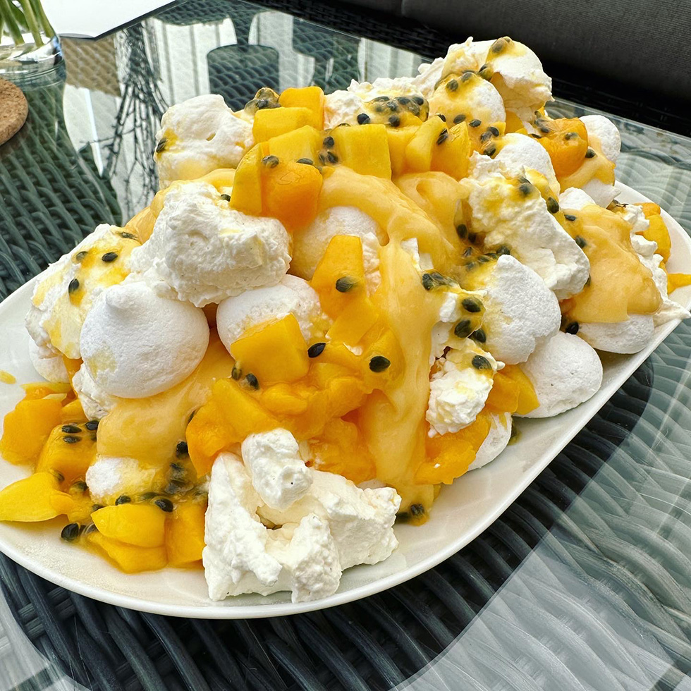 Marängswiss med mango och passionsfrukt