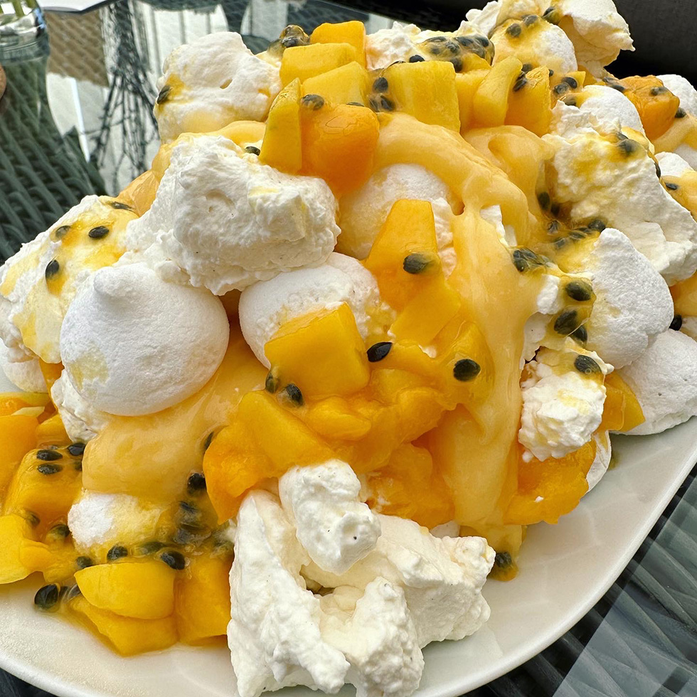 Marängswiss med mango och passionsfrukt