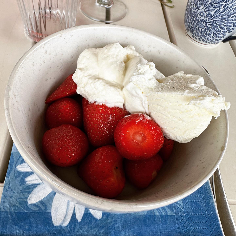 Dessert med jordgubbar