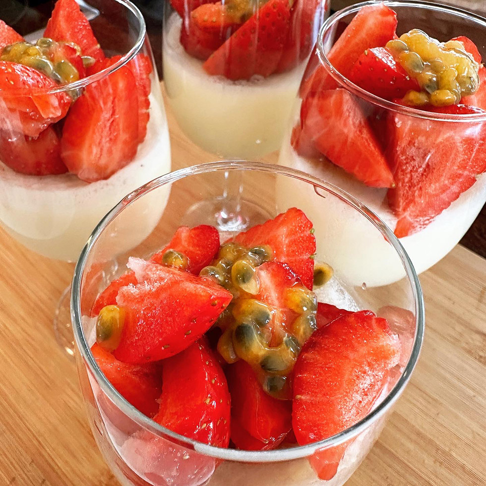 vaniljpannacotta toppad med jordgubbar och passionsfrukt