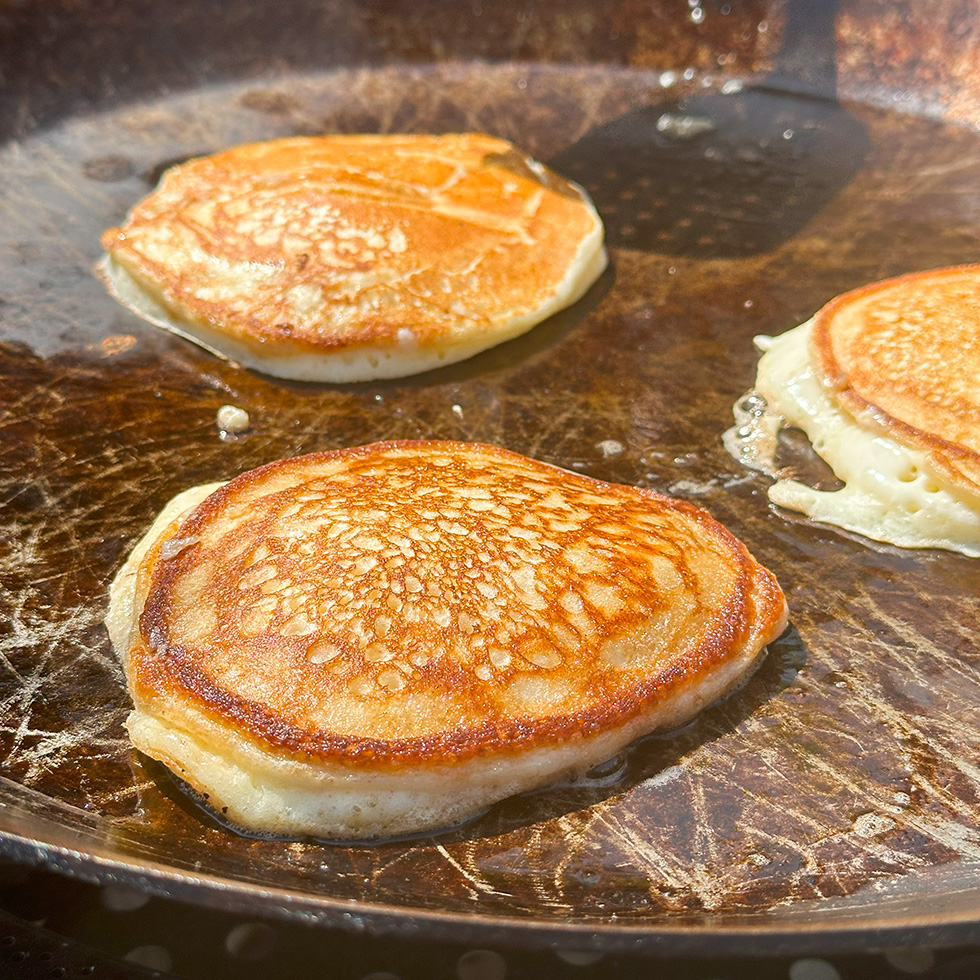 Amerikanska pannkakor på stekhällen