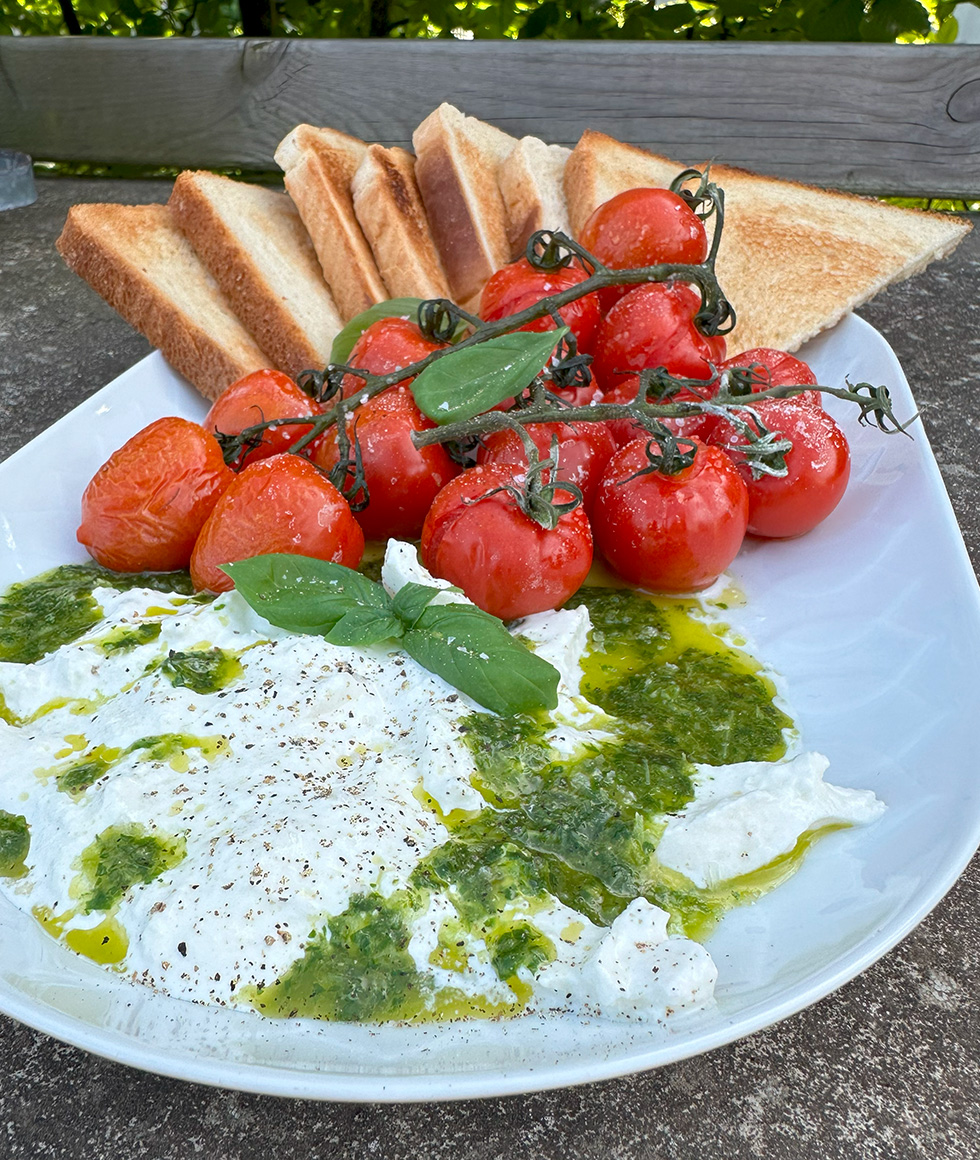 Burrata med basilikaolja och ugnsrostade tomater