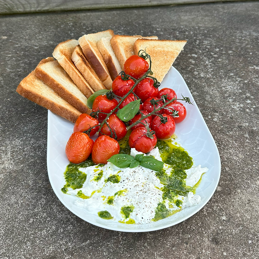 Burrata med basilikaolja och ugnsrostade tomater